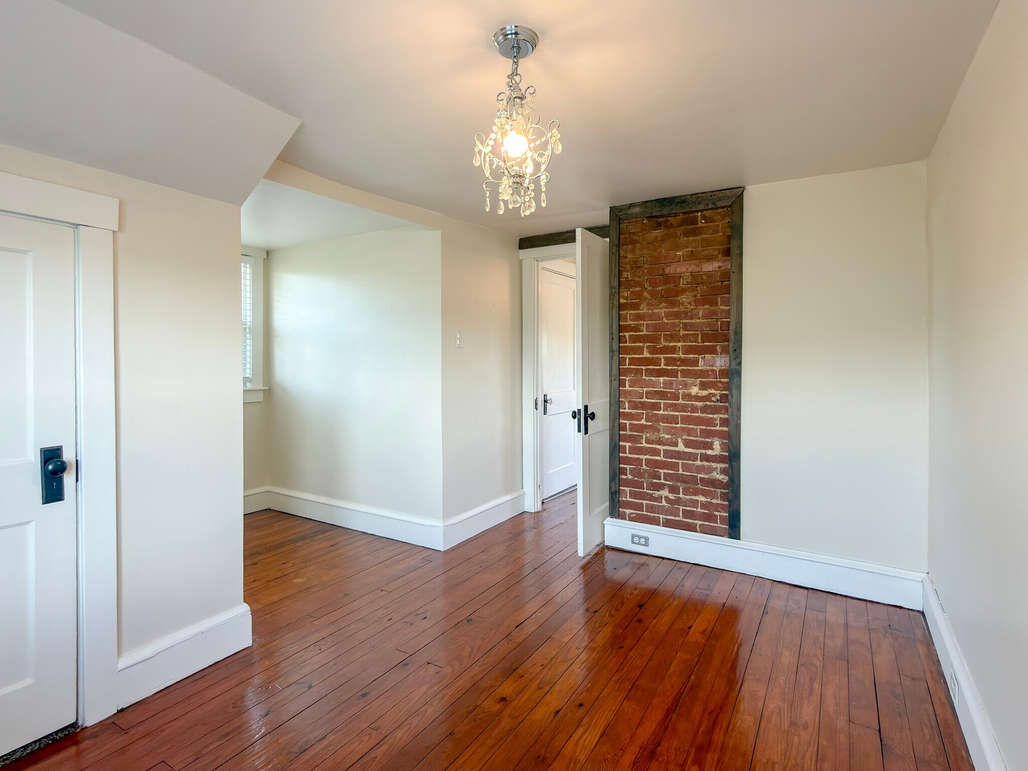 Building Photo - 247 S Reamstown Rd