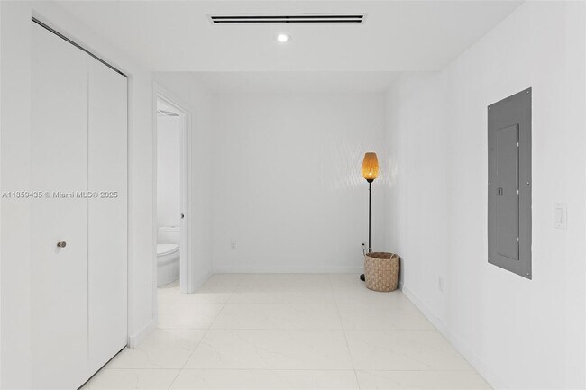 Building Photo - 9901 W Bay Harbor Dr