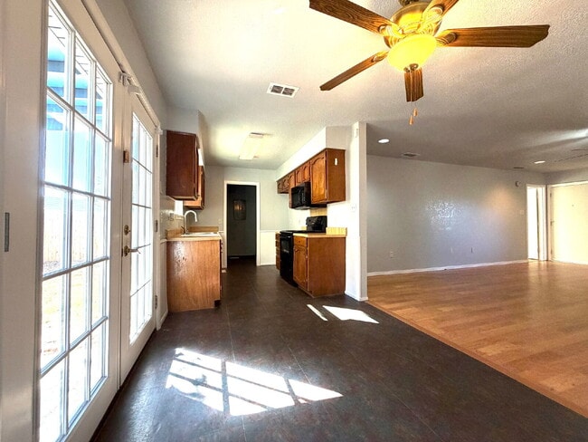 Building Photo - "Charming 3-Bed with 2 Full Baths in Lubbo...