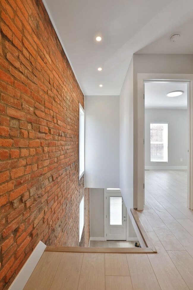 Building Photo - EAST FRANKLINTON ARTIST DISTRICT!  SUNNY N...