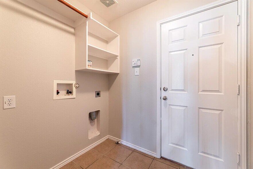 Building Photo - 9829 Fleetwood Dr
