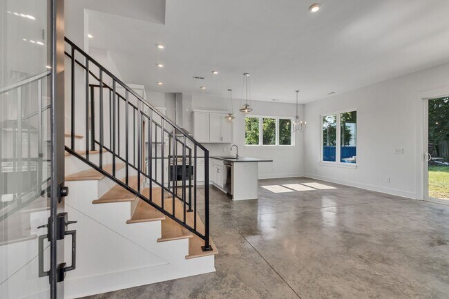 Building Photo - 5917 Robertson Ave