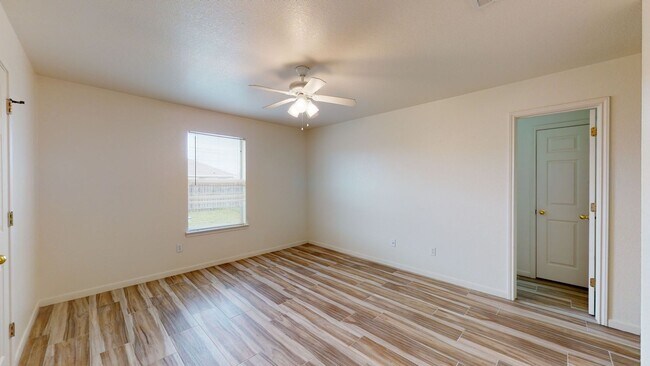 Building Photo - ALL TILE DUPLEX IN NOLANVILLE! RENT $1,295...