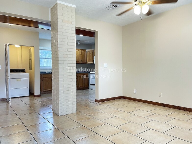 Building Photo - 1717 Lindsey Rd