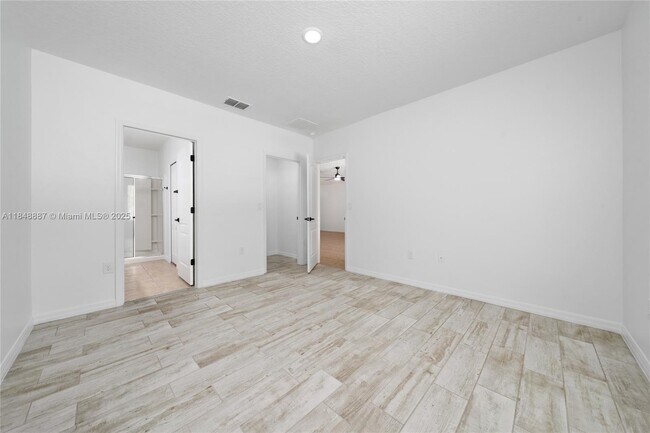 Building Photo - 1106 W Oak St