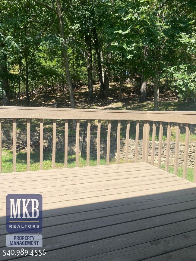 Building Photo - 4 Bedrooms, 2.5 Baths, Split Foyer, Locate...