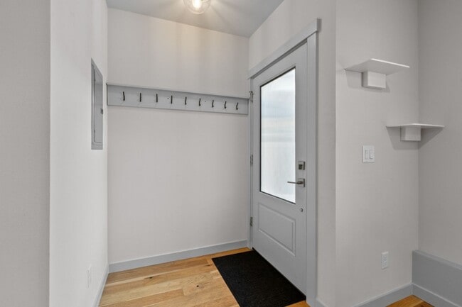 Building Photo - 2Bd/1.75Ba Seattle Condo