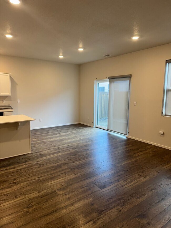 Building Photo - 4 Bedroom, 2.5 bath, newer home in desirable location!!