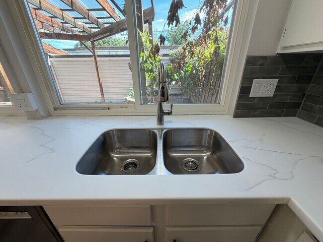 Building Photo - 529 S Xenon Ct