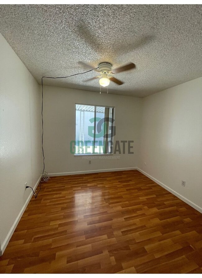 Building Photo - 3 BEDROOM 2 BATH HOME MOVE IN READY IN MOD...