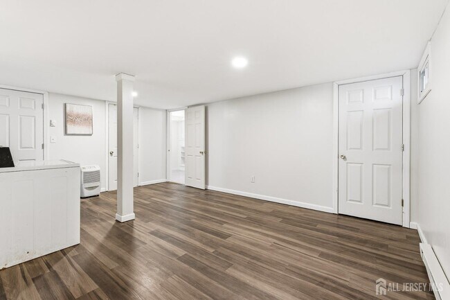 Building Photo - 219 Plainfield Rd