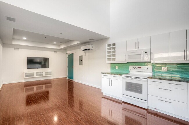 Building Photo - Little Italy Modern Townhome, 2 En Suite Bedrooms on Separate Levels, Private Roof Deck with Suns...