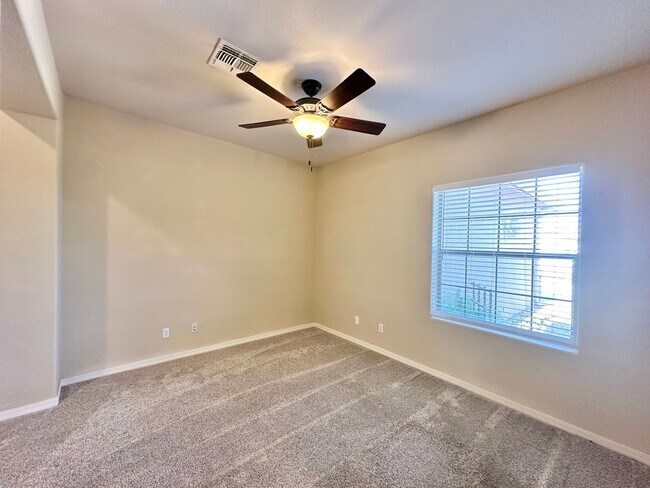 Building Photo - Beautiful 3 bedroom, 3 bathroom home with ...