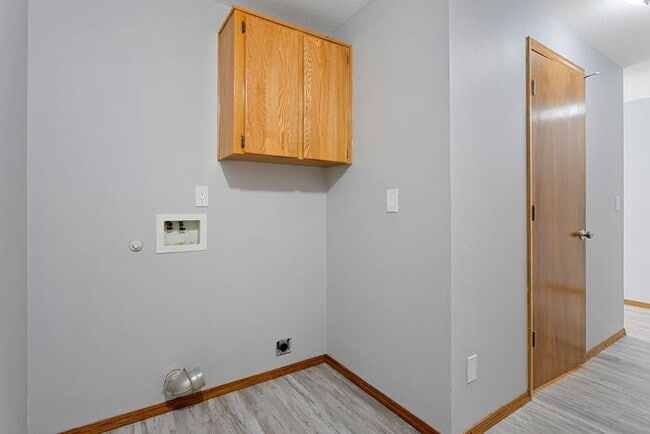 Building Photo - 3 bedroom townhouse with Garage!! Wont las...