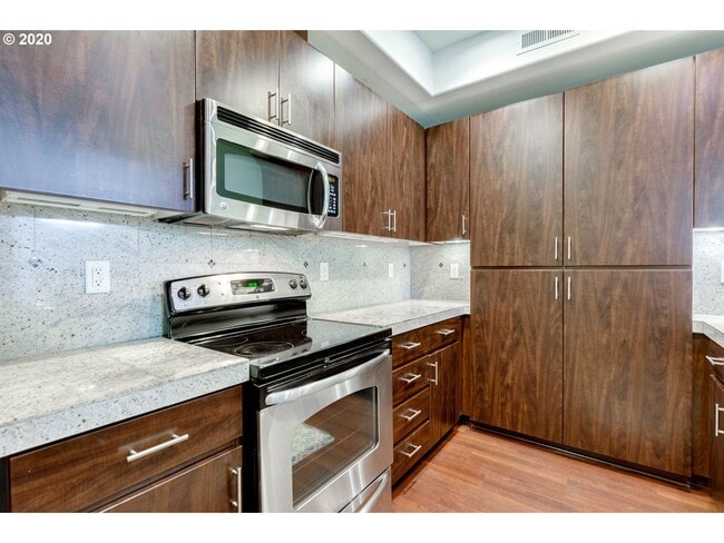 Building Photo - Amberglen Neighborhood 3 Bed 2.5 Bath Townhome w/ Garage, A/C, Washer & Dryer~ Convenient to ONPR...
