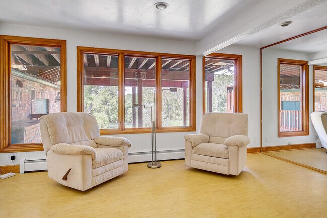 Building Photo - 8280 Queen St