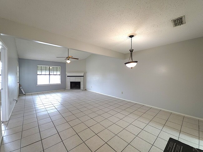 Building Photo - Get ready to fall in love with comfortable, carefree living at Courtyard Condominiums in Tyler, TX!