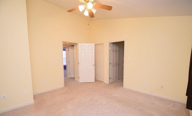 Building Photo - Beautiful Townehome - Lees Hill Community