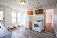 Building Photo - 70 Maple St