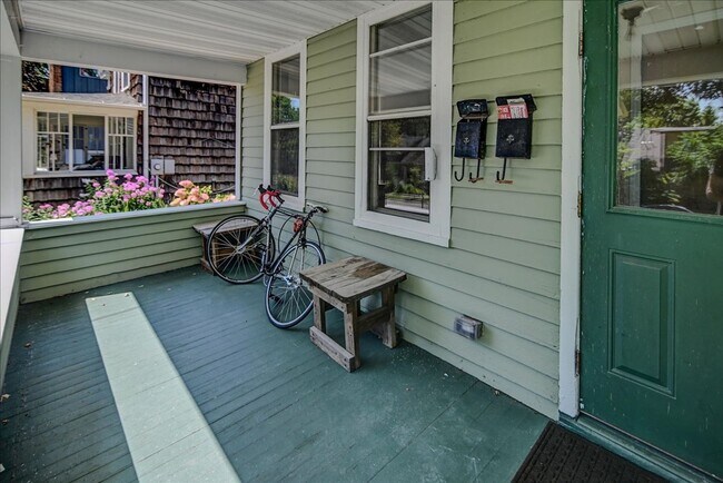 Building Photo - 930 E Dayton St