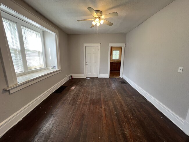 Building Photo - 3850 E 62nd St