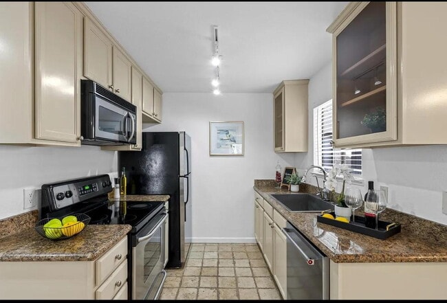 Building Photo - "Chic 1-Bed Waterfront Apartment with Cent...