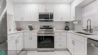 Building Photo - 9441 Live Oak Pl