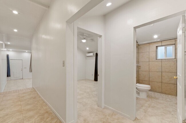 Building Photo - 941 E Edison St