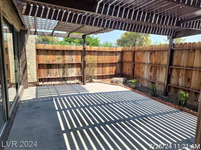Building Photo - FANTASTIC SINGLE-STORY TOWNHOME JUST MINUT...