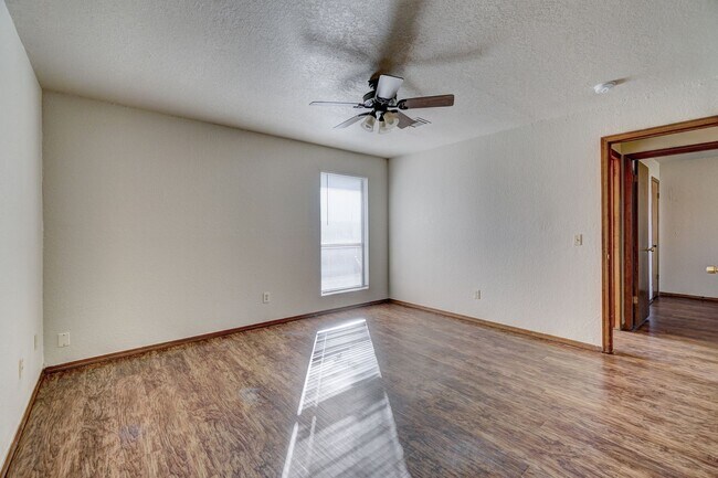 Building Photo - Comfort, Charm & Convenience in This Edmond Duplex