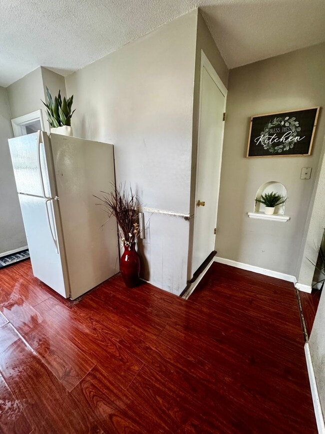 Building Photo - 3 bed, 1 bath home for rent in Waterloo