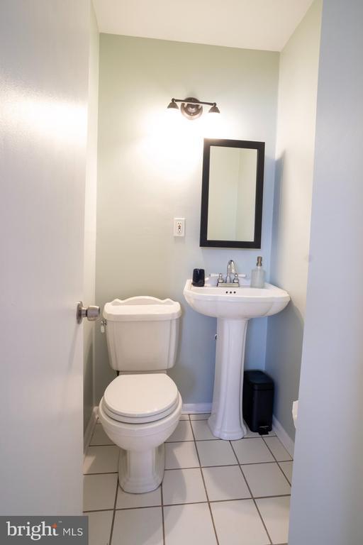 Building Photo - 933 Elm Rd