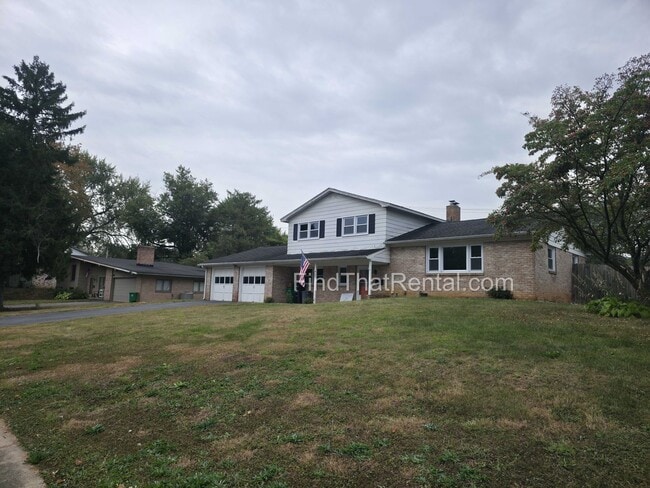 Building Photo - Available Immediately! Pet friendly, 2 car garage, Mooreland Elementary School District, Easy Acc...