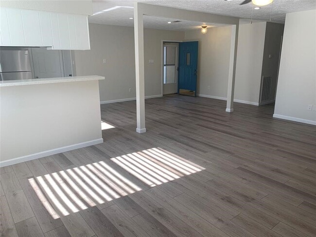 Building Photo - 214 Maple Leaf Dr