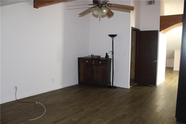 Building Photo - 25 Oakbrook Dr