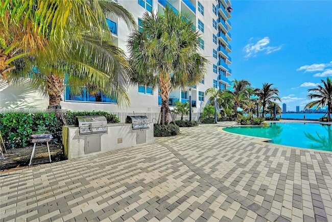 Building Photo - 7501 E Treasure Dr