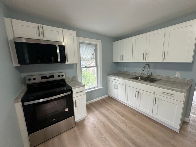 Building Photo - CHARMING, 1 BEDROOM UPPPER LEVEL DUPLEX