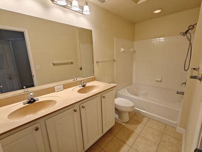 Building Photo - Beautiful 3 Bedroom, 2 Bathroom Townhome with Garage – Pet Friendly!