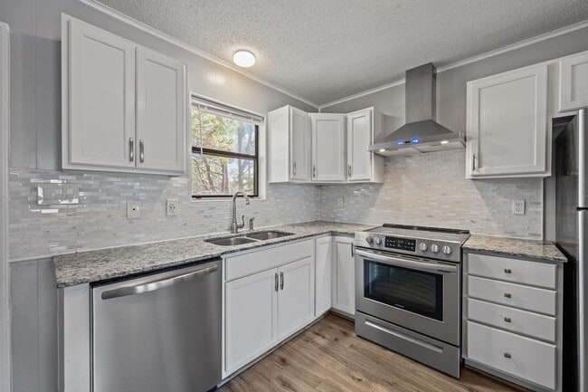 Building Photo - Welcome to Ravenwood Drive!