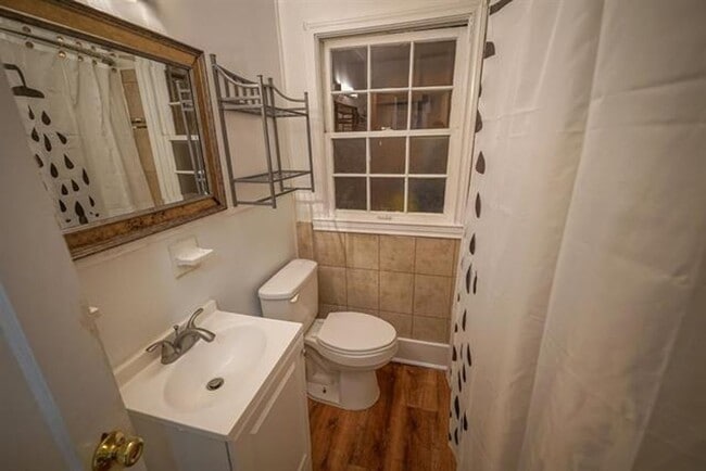 Building Photo - 4 bed 2 bath house,walk to the Stadium!! Available August 2026!