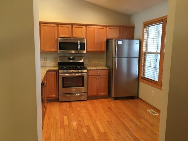 Building Photo - Adorable 2 bed 2 bath in Forest Hills Dist...