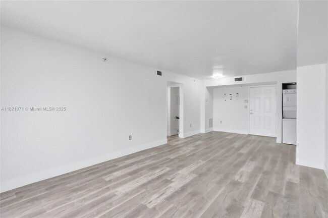Building Photo - 1621 Bay Rd