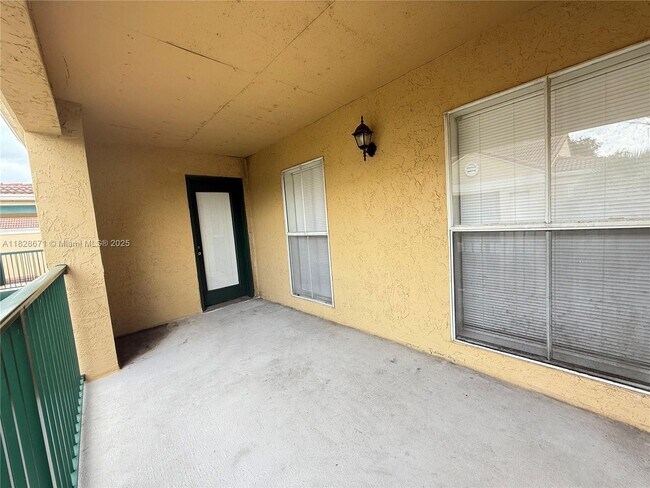 Building Photo - 833 Riverside Dr