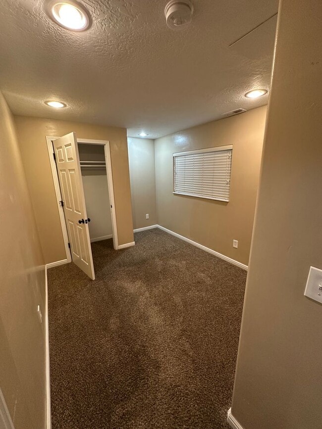 Building Photo - Great Family Home in Excellent West Jordan...