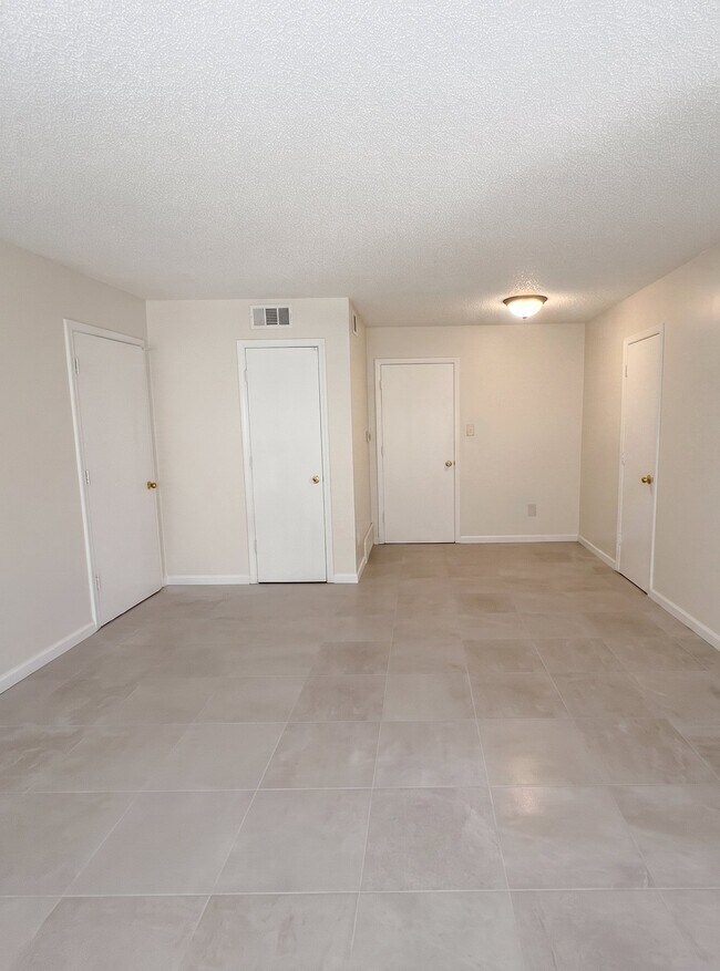 Building Photo - 176 Hillview Ave
