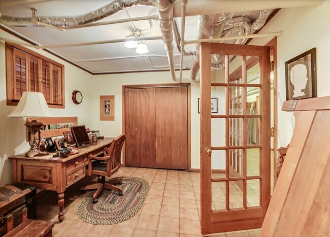 Building Photo - 940 W Cuyler Ave