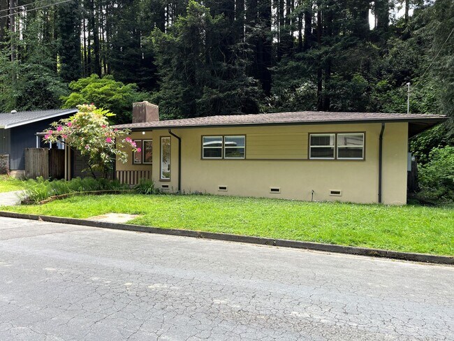 Building Photo - Enjoy Modern Living in this Upgraded home in a wooded area!