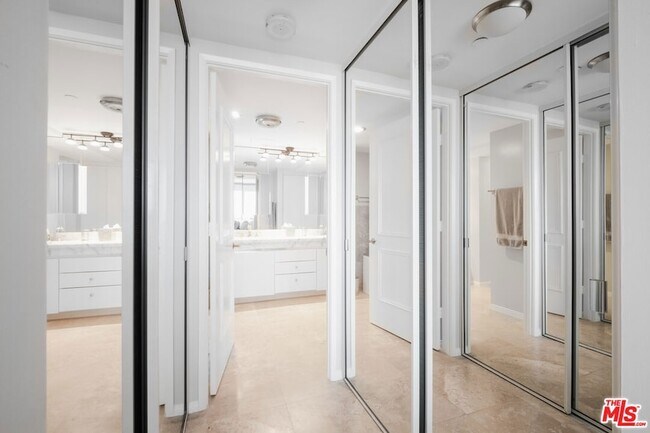 Building Photo - 850 E Ocean Blvd