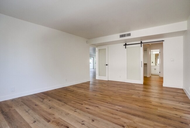 Building Photo - 435 N Oakhurst Dr