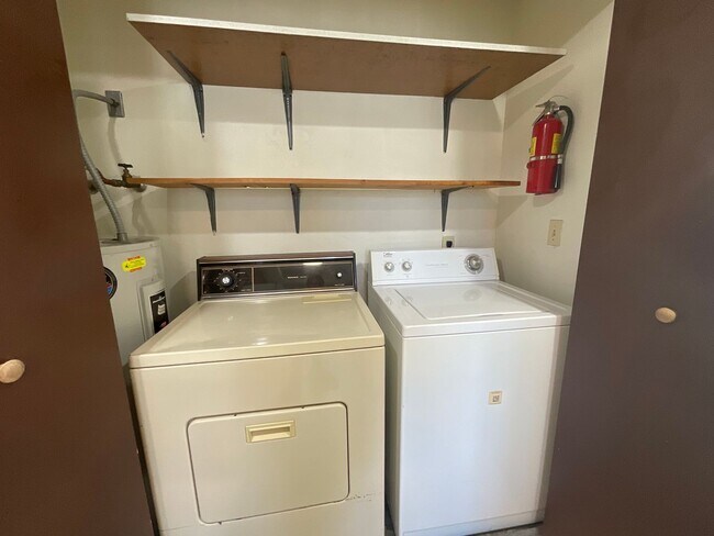 Building Photo - 2 Bed, 1 Bath Apartment with Parking Space...